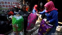 Seperti bank konvensional, warga akan memiliki buku tabungan yang berisi saldo dari kegiatan mengumpulkan sampah plastik.