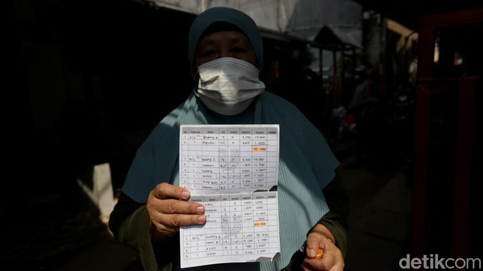 Mengumpulkan sampah bisa jadi kegiatan yang menguntungkan lho. Seperti yang dilakukan warga di Jakarta yang mengubah sampah plastik jadi uang lewat bank sampah.