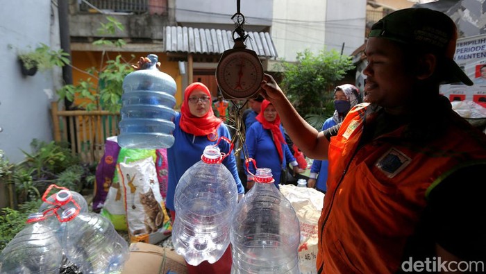 Mengumpulkan sampah bisa jadi kegiatan yang menguntungkan lho. Seperti yang dilakukan warga di Jakarta yang mengubah sampah plastik jadi uang lewat bank sampah.