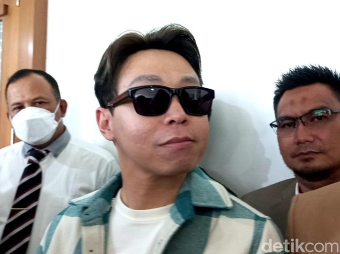 Razman Arif Nasution dan Richard Lee memanas di luar sidang.