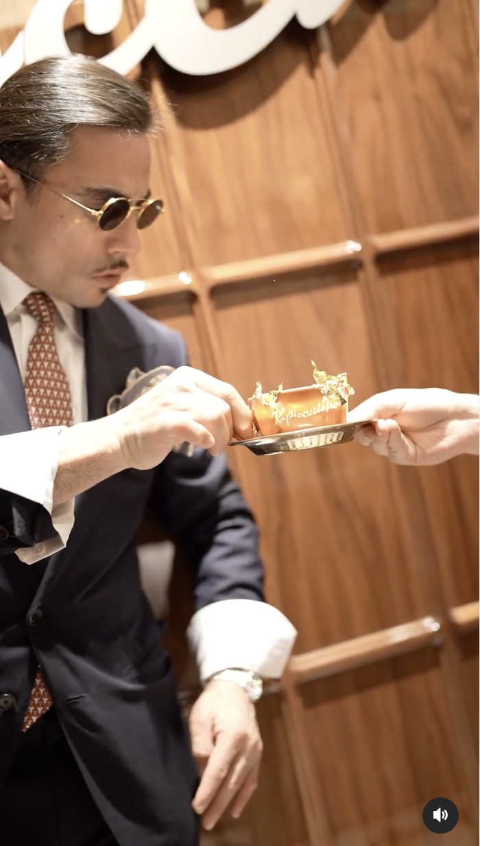 Salt Bae Pamer Bisnis Baru, Coffee Shop 'Kapicciiiinoo' yang Mewah Salt Bae Pamer Bisnis Baru, Coffee Shop 'Kapicciiiinoo' yang Mewah