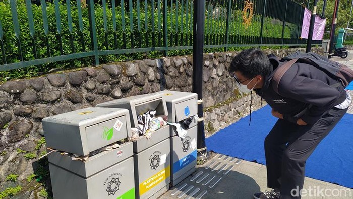 Sampah menumpuk di sekitar kawasan Candi Borobudur, Kabupaten Magelang, Selasa (21/6/2022).