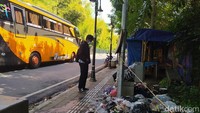 Tampak di sepanjang Jalan Medang Kamulan, tepatnya di trotoar kanan maupun kiri, kotak sampah tersebut tampak telah penuh.