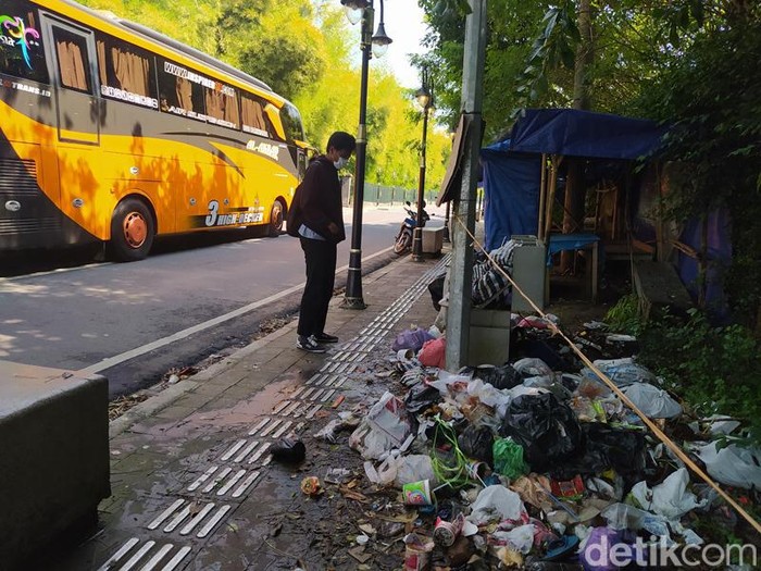 Sampah menumpuk di sekitar kawasan Candi Borobudur, Kabupaten Magelang, Selasa (21/6/2022).