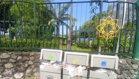 Di beberapa titik terdapat tiga kotak sampah meliputi tempat sampah untuk jenis sampah organik, plastik dan klateng, serta kertas. Tulisan sampah organik di tong berwarna hijau, kemudian tulisan plastik dan kaleng warna kuning, lalu kertas dengan warna biru.