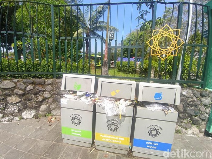 Sampah menumpuk di sekitar kawasan Candi Borobudur, Kabupaten Magelang, Selasa (21/6/2022).
