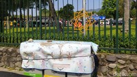 Demikian kotak sampah yang berada di Jalan Badrawati yang berada persis di depan gerbang utama menuju Candi Borobudur juga penuh. Kotak sampah ini berada di luar pagar zona 2 Taman Wisata Candi Borobudur.