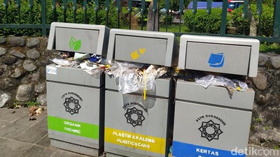 Foto Tumpukan Sampah di Sekitar Kawasan Borobudur