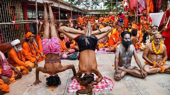 Sadhus perform yoga to celebrate the International Day of Yoga at the Kamakhya Temple in Guwahati on June 21, 2022. (Photo by Biju BORO / AFP) (Photo by BIJU BORO/AFP via Getty Images)