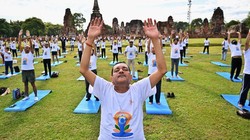 Yoga menjadi salah satu olahraga ngehits yang digemari oleh banyak orang di seluruh dunia. Begini kemeriahannya di berbagai negara Asia.