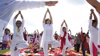 Orang-orang melakukan yoga untuk memperingati Hari Yoga Internasional di Kathmandu, Nepal, Selasa (21/6/2022). (AP Photo/Niranjan Shrestha)