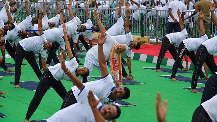 Indias Prime Minister Narendra Modi (C) performs yoga with others to celebrate the International Day of Yoga in front of the Mysore Palace in Mysore on June 21, 2022. (Photo by Manjunath KIRAN / AFP) (Photo by MANJUNATH KIRAN/AFP via Getty Images)