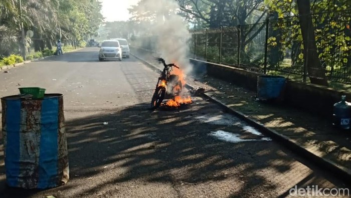 Sepeda motor terbakar di dekat Bendungan Wlingi Raya, Blitar