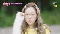 Penampilan Taeyeon di teaser SoShi TamTam dengan kacamata. (Foto: dok. JTBC) 
