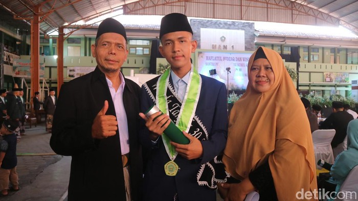 Sosok bapak dan anak yang videonya viral bernarasi bapak menggendong anak remajanya hafiz Al-Quran, di MAN 1 Kudus, Selasa (21/6/2022).