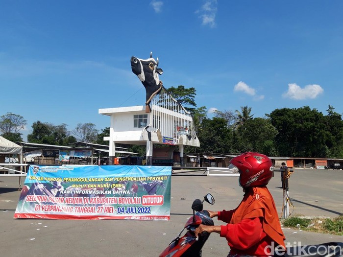 Spanduk pengumuman perpanjangan penutupan pasar hewan di pintu masuk pasar hewan Jelok, Cepogo, Boyolali, Selasa (21/6/2022).