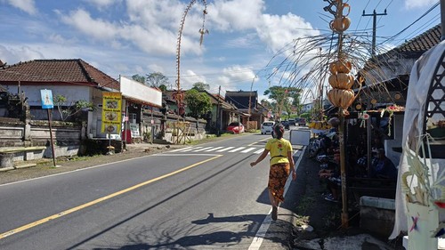 Suasana jalan jurusan Denpasar-Singaraja di wilayah Desa Adat Pacung, Desa/Kecamatan Baturiti, yang jadi lokasi tabrakan beruntun saat hari raya Kuningan, Sabtu (18/6/2022).