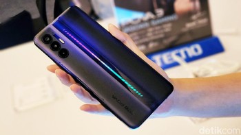 Terdapat LED yang menyalan di bagian belakangnya saat bermain game. Foto: Adi Fida Rahman/detikINET