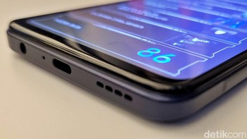 Port USB type C, speaker dan jack audio 3,5 mm menghiasi bagian bawahnya. Foto: Adi Fida Rahman/detikINET