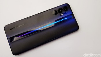 Pova 3 membawa baterai 7.000 mAh dengan pengisian cepat 33W. Foto: Adi Fida Rahman/detikINET
