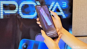 Ada dua pilihan opsi penyimpanan internal, 64 GB dan 128 GB. Bila kurang diberikan slot microSD yang mendukung hingga 512 GB. Foto: Adi Fida Rahman/detikINET