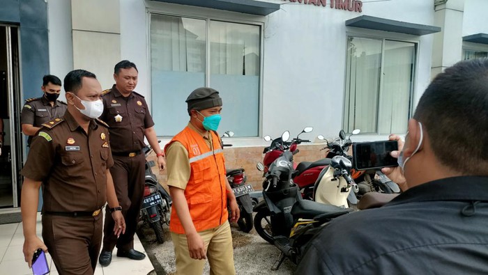 Tersangka kasus korupsi Dana Samsat Berau Rp 6 miliar AL saat akan dikirim dari Kejati Kaltim ke Rutan Kelas IIA Samarinda (Muhammad Budi Kurniawan/detikcom)