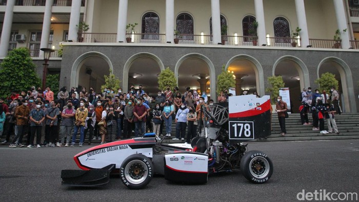 Tim Bimasakti UGM akan berlaga dalam Formula Student Netherlands (FSN), 9-14 Juli 2022 di Sirkuit TT Assen, Belanda. Formula Student Netherlands adalah kompetisi yang menguji kemampuan tim mahasiswa untuk memahami, merancang, mengarang, mengembangkan, dan bersaing dengan mobil balap bergaya formula.