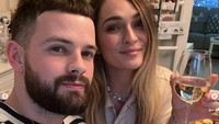 Penyanyi jebolan X Factor, Tom Mann menjadi sorotan setelah kisah cinta tragisnya. Dok. Instagram