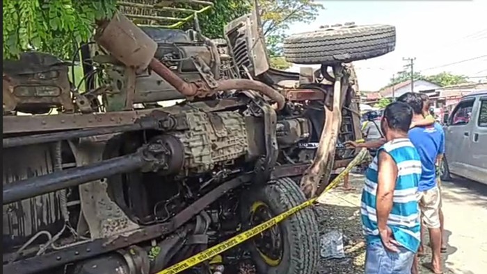 Truk bawa semen tabrak mobil sedan di Gowa tewaskan 2 orang. Korban tewas merupakan sopir truk dan sopir sedan (Dok. Istimewa).