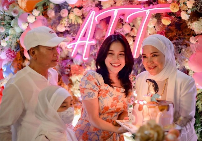 “Alhamdulillah ya Allah terima kasih byk semua yg udh ksh surprise aku, seneng bgt happy bgt mksh utk semua doa n ucapannya semua.....smg semua doa baik kalian dikabul sama Allah SWT amin.....thank u semua luv u pokoknya kalian trbaik, mksh jg utk semua tmn buat ucapan jg doanya y, saranghae,” tulisnya pada caption foto Instagram. Foto: Instagram/@ayutingting92