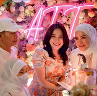 “Alhamdulillah ya Allah terima kasih byk semua yg udh ksh surprise aku, seneng bgt happy bgt mksh utk semua doa n ucapannya semua.....smg semua doa baik kalian dikabul sama Allah SWT amin.....thank u semua luv u pokoknya kalian trbaik, mksh jg utk semua tmn buat ucapan jg doanya y, saranghae,” tulisnya pada caption foto Instagram. Foto: Instagram/@ayutingting92