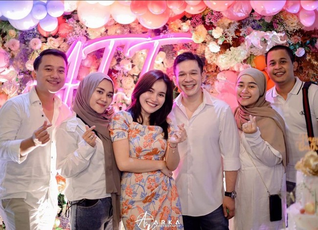 Tampak kehadiran Jordi Onsu dalam kemeriahan pesta ulang tahun Yu Ting Ting. Adik dari Ruben Onsu itu digosipkan sedang dekat dengan sang biduanita. Foto: Instagram/@ayutingting92