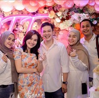 Tampak kehadiran Jordi Onsu dalam kemeriahan pesta ulang tahun Yu Ting Ting. Adik dari Ruben Onsu itu digosipkan sedang dekat dengan sang biduanita. Foto: Instagram/@ayutingting92