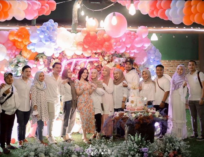 Ayu Ting Ting tampak mengenakan makeup tipis yang menonjolkan kecantikan kulitnya. Foto: Instagram/@ayutingting92