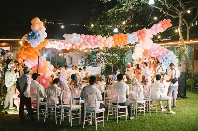 Pesta diadakan secara outdoor dengan dekorasi balon serta bunga bernuansa pastel. Foto: Instagram/@ayutingting92