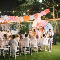 Pesta diadakan secara outdoor dengan dekorasi balon serta bunga bernuansa pastel. Foto: Instagram/@ayutingting92