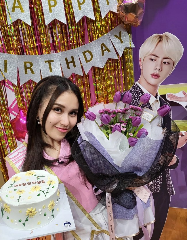 Pada kesempatan lain, Ayu Ting Ting juga mendapat kejutan ulang tahun. Berlatar tulisan ‘Happy Birthday’, ia tampak merayakan hari istimewanya bersama ‘Jin BTS’. Kali ini pelantun lagu ‘Sambalado’ itu berbusana casual dengan blouse dan rok mini. Foto: Instagram/@ayutingting92