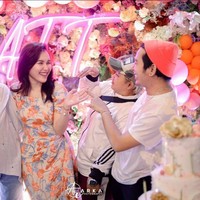 Senada dengan tema dekorasi, ibu satu anak ini pun memakai gaun motif floral warna pastel cerah. Foto: Instagram/@ayutingting92