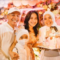 Ayu Ting Ting mendapat kejutan di hari ulang tahunnya. Keluarga, kerabat dan teman-temannya menggelar pesta meriah. Foto: Instagram/@ayutingting92