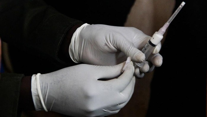 Vaksinasi Mulai Digencarkan, Cegah Penyakit Mulut dan Kuku (PKM) West Java Governor Ridwan Kamil (C) saw Mouth And Nail Disease (FMD) vaccination process for livestock on June 20, 2022, in Cilembu, Sumedang Regency, West Java, Indonesia. The West Java government targets that in the first week it can provide Mouth and Nail Disease Vaccination (PMK) for 2,000 cows in five West Java cattle farming locations such as Bandung Regency, West Bandung Regency, Garut, Kuningan, and Sumedang. (Photo by Algi Febri Sugita/NurPhoto via Getty Images)