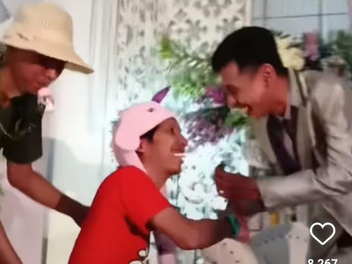 Video viral datang ke resepsi nikah pakai baju anak kecil