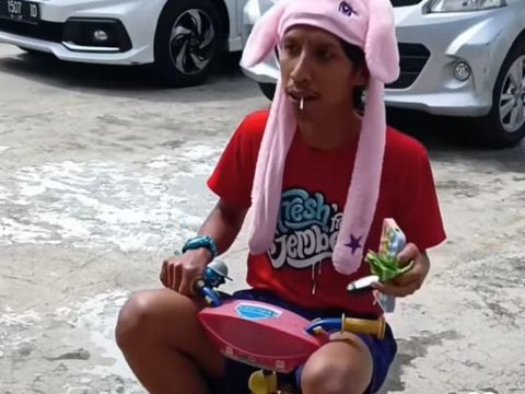 Video viral datang ke resepsi nikah pakai baju anak kecil