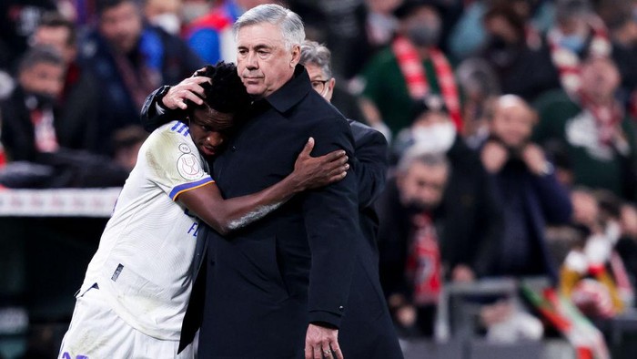 Real Madrids Brazilian forward Vinicius Junior (L) celebrates with Real Madrids Italian coach Carlo Ancelotti after scoring a goal during the Spanish league football match between Real Madrid CF and Deportivo Alaves at the Santiago Bernabeu stadium in Madrid on February 19, 2022. (Photo by OSCAR DEL POZO / AFP) (Photo by OSCAR DEL POZO/AFP via Getty Images)