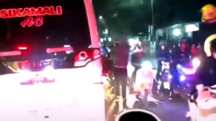 Viral video iring-iringan pengantar jenazah bentrok dengan waga di Sudiang Makassar (Dok. Istimewa).