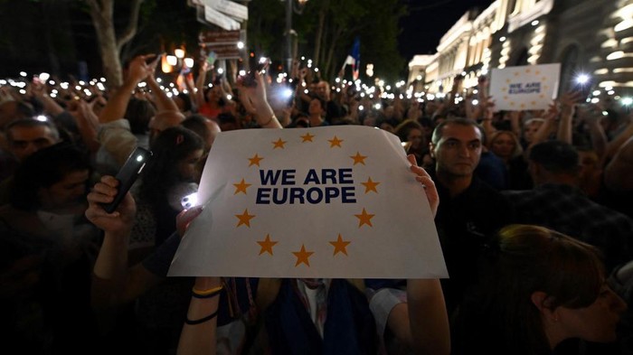 People rally in support of the countrys membership to the European Union, days after the European Commission recommended deferring Georgias candidacy, in Tbilisi, on June 20, 2022. (Photo by Vano SHLAMOV / AFP)