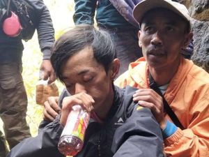 Detik-detik Tim SAR Temukan Wisatawan asal Malang yang Hilang di Bromo