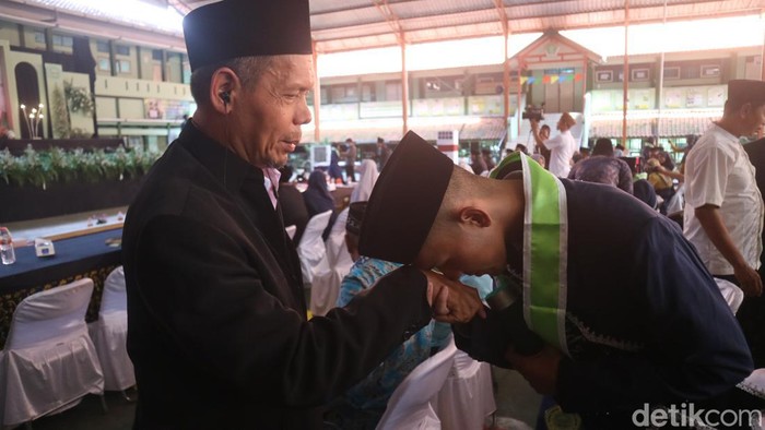 Yasin, anak yang khatam hafalan Al-Quran dan digendong bapaknya sehingga viral, di wisuda di MAN 1 Kudus, Selasa (21/6/2022).