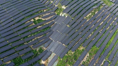 Astetik Banget, Saat Panel Surya Tutupi Perbukitan di Desa Ini