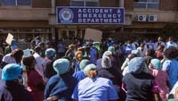 Aksi unjuk rasa tersebut digelar di depan Rumah Sakit Parirenyatwa, Harare, Selasa (21/6/2022).
