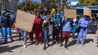 Dilansir dari CADTM, pada 2008 Zimbabwe mengalami krisis ekonomi dan terlilit utang luar negeri hingga US$ 5,255 miliar. Negara itu juga mengalami hiperinflasi dan menciptakan rekor inflasi tertinggi di dunia. Getty Images/Tafadzwa Ufumeli